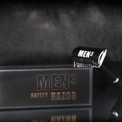 men3-safety-scheermes-leaning-on-packaging-540x540