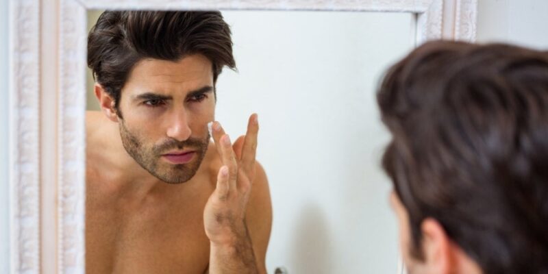 vitaman-man-gebruikt-face-moisturiser-1000x500